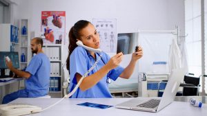 medizinische Fachangestellte mit Röntgenschein